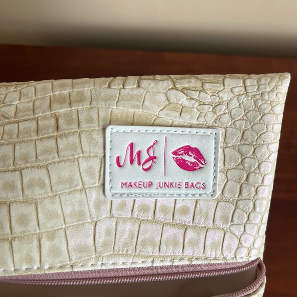 MJ Makeup Junkie Cream Clutch - Picture 4 of 4